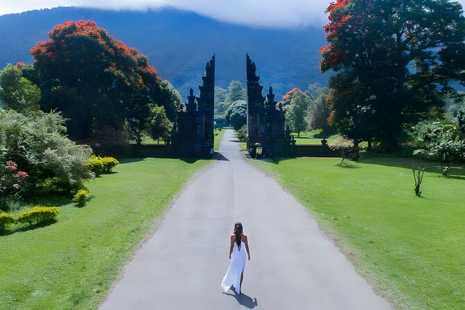 Bali Car-Charter: Amazing North Bali Tour - Handara Iconic Gate: the photo stop that is actually worth it
