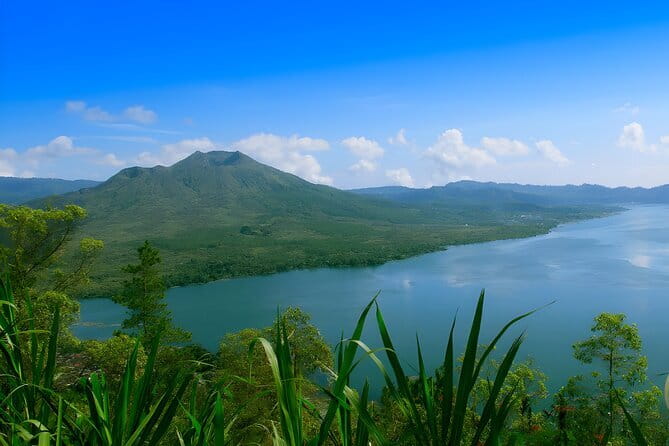 Bali Sekumpul with Fiji Waterfall & Bedugul Temple (Private Tour) - Ulun Danu Bratan Temple in a Focused 35 Minutes
