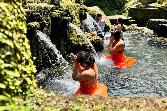 Bali Spiritual: Balinese Healing, Temple & Rice Terrace - Mengening Holy Water Temple, calm purification and respectful etiquette