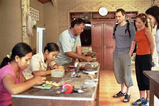 Best Ubud & Tanah Lot Excursion - Start in Ubud with woodwork at Yana Art Gallery