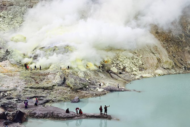From Bali: 24-Hour Kawah Ijen Blue Flames, Dinner & Room - The night climb: what happens when the air turns cold