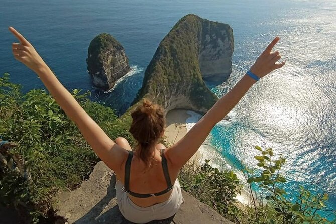 Nusa-Penida customize Tour - All inclusive - Pasih Uug (Broken Beach): walking the rim for the best angles