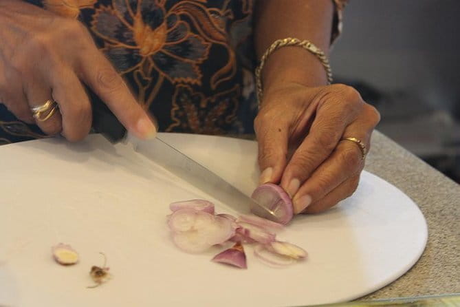 Private Javanese Cooking Class with Dotty in Tumbak Bayuh, Canggu - Meeting Dotty: family recipes, clear teaching, and real warmth