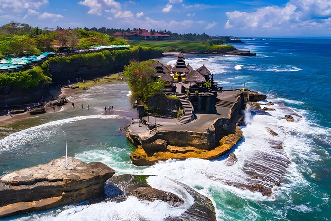 Tanah Lot and Uluwatu Temple Tour - Bali Full Day Sightseeing Tours - Uluwatu Temple at sunset: the big crowd moment