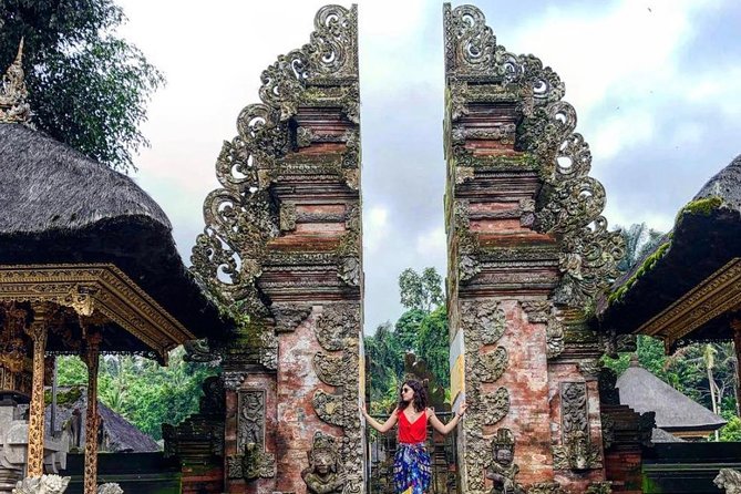 Tanah Lot Temple, Waterfall & Ubud Tour (Private & All-Inclusive) - Kanto Lampo Waterfall: Black Rocks, Splitting Water, and a One-Hour Window